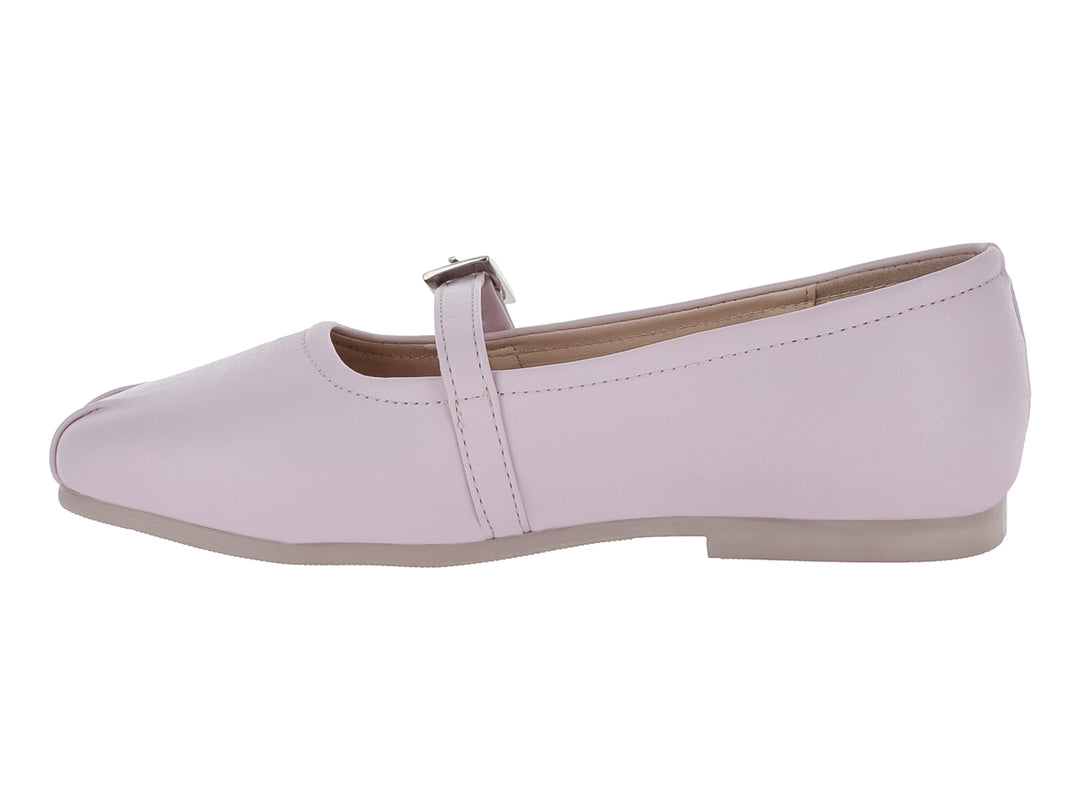 Zapato plano color lila para niña con correa y hebilla plateada.