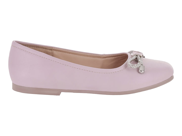 Zapato plano color rosa con un detalle de moño plateado en la parte frontal.