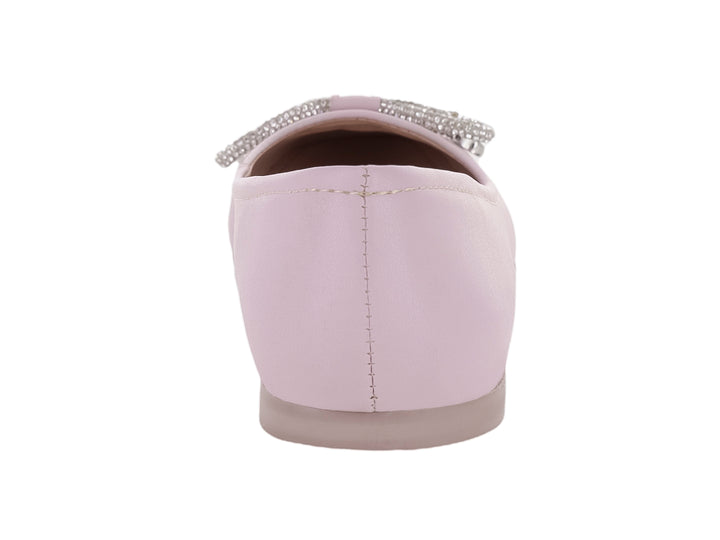 Zapato plano color rosa con un detalle de moño plateado en la parte frontal.