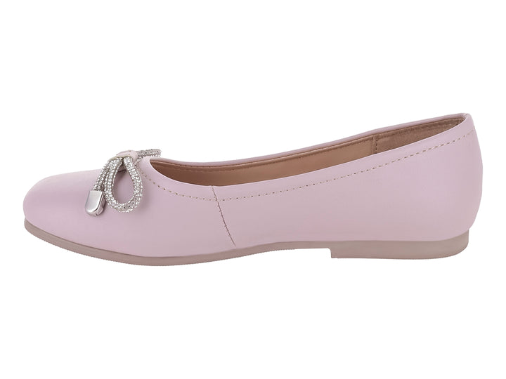Zapato plano color rosa con un detalle de moño plateado en la parte frontal.