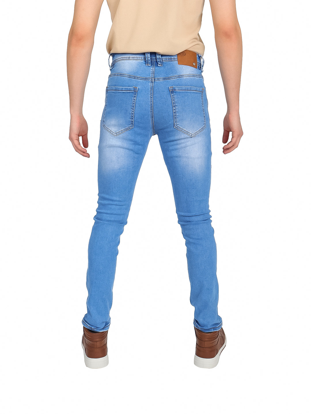 Pantalones jeans ajustados para hombre en color azul claro con efecto desgastado.