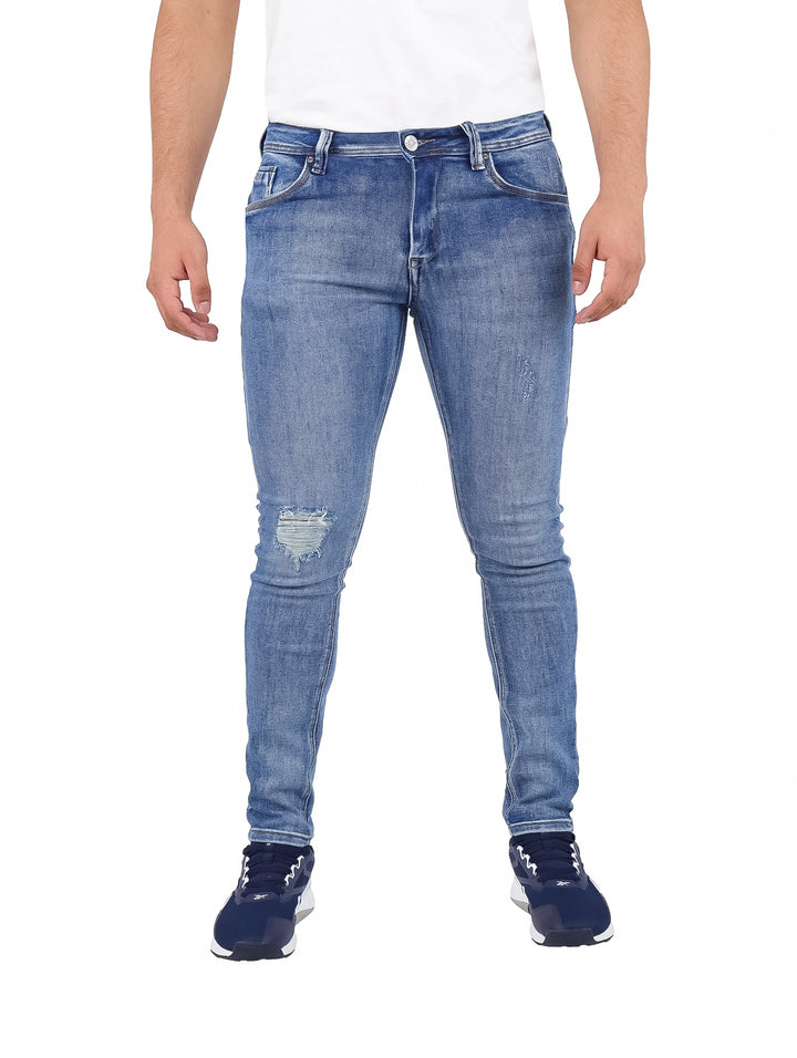 Pantalones jeans de mezclilla color azul claro con efecto desgastado y corte ajustado.
