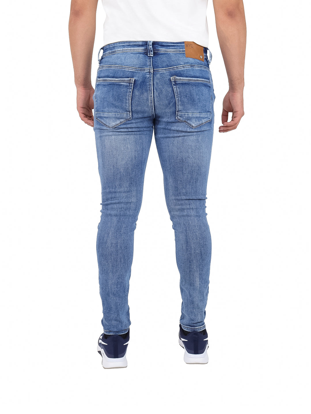 Pantalones jeans de mezclilla color azul claro con efecto desgastado y corte ajustado.