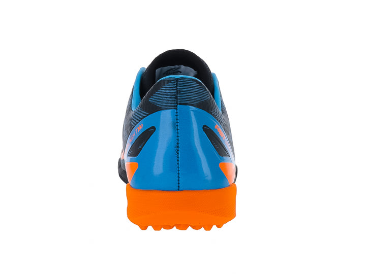 Zapato de fútbol infantil Furia color azul con detalles naranjas y suela negra para césped sintético.