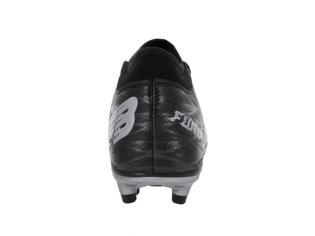 Zapato de fútbol FURIA para niño en color negro con detalles en gris y suela de tacos