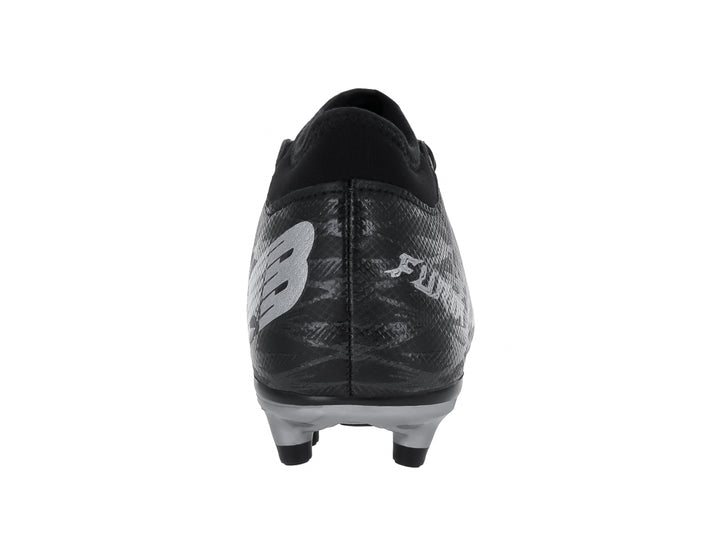 Zapato de fútbol FURIA para niño en color negro con detalles en gris y suela de tacos