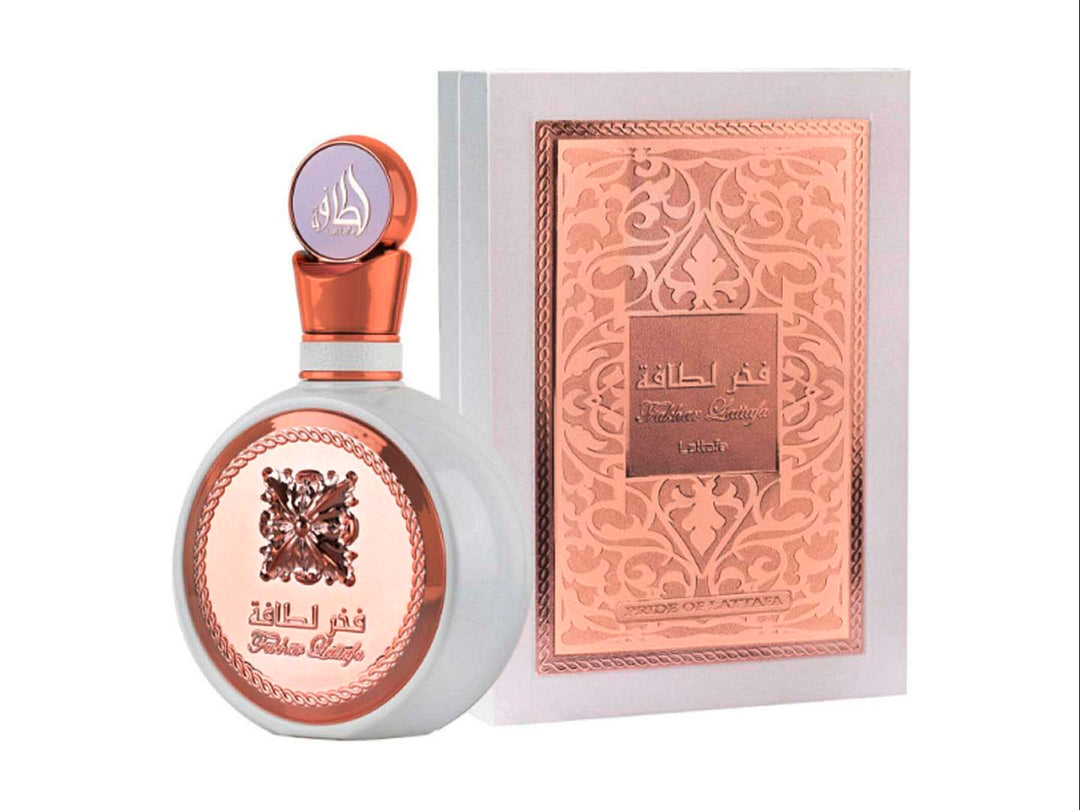 Perfume Lattafa Fakhar Woman en frasco blanco y oro rosa con caja decorada a juego.