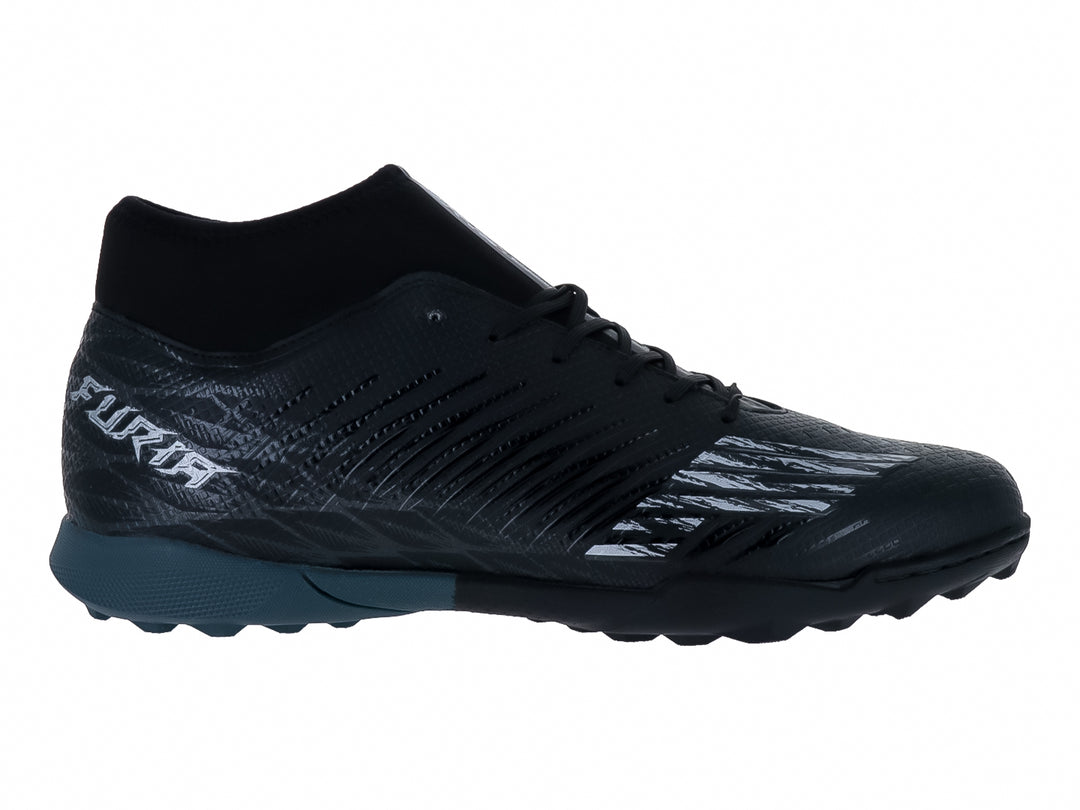 Calzado de fútbol Furia en color negro con detalles grises y suela para césped sintético.