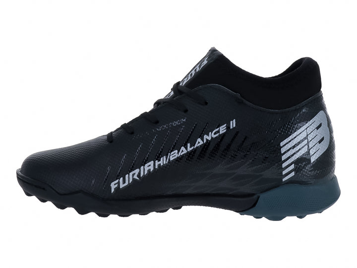 Zapato de fútbol Furia para niño en color negro con detalles en gris oxford y suela para césped sintético.