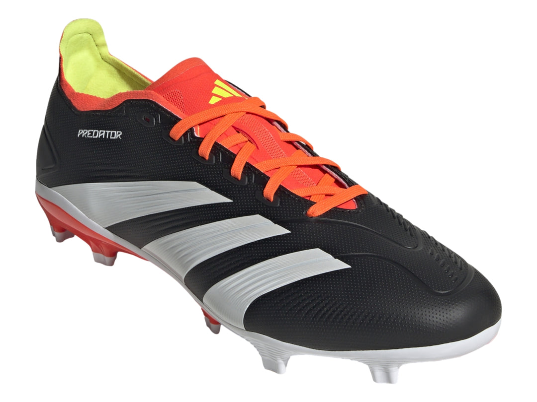 Zapato de fútbol Adidas Predator League en color negro con detalles en rojo y blanco sobre fondo blanco.