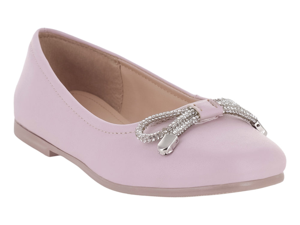 Zapato plano color rosa para niña con detalle de moño brillante en la parte frontal.