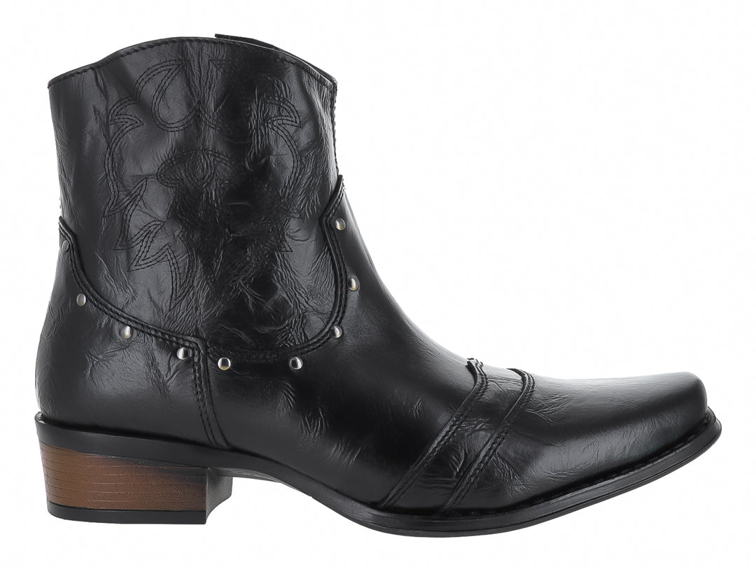 Bota Urban Cowboy color negro con detalles de estoperoles plateados y tacón marrón.