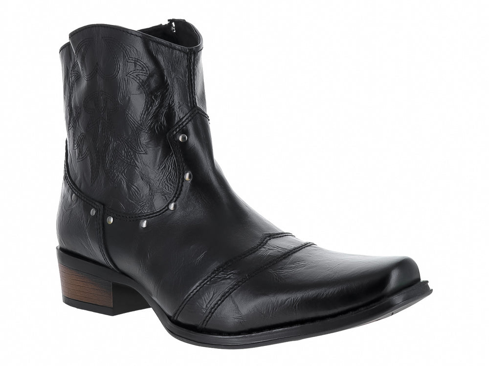 Bota Urban Cowboy color negro con detalles de estoperoles plateados y tacón marrón.