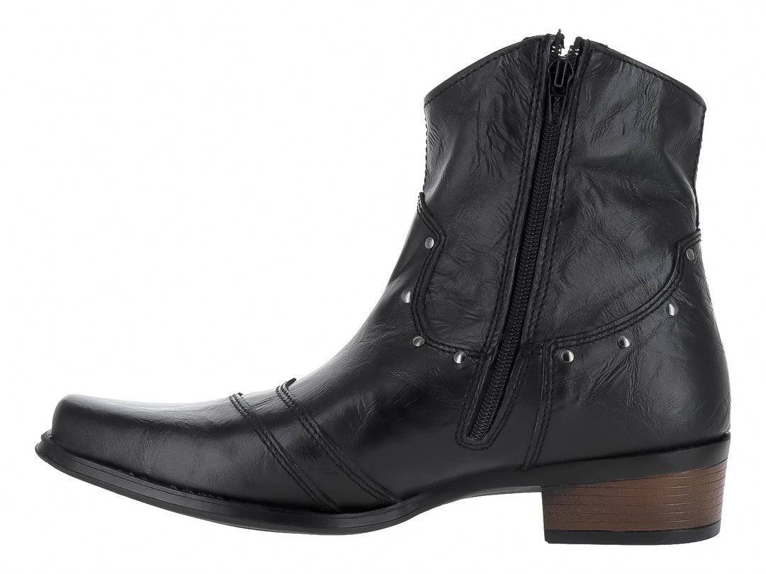 Bota Urban Cowboy color negro con detalles de estoperoles plateados y tacón marrón.