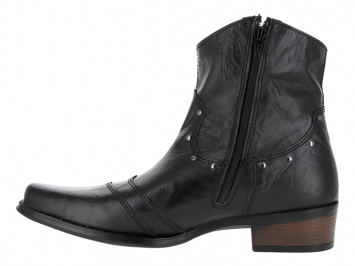 Bota Urban Cowboy color negro con detalles de estoperoles plateados y tacón marrón.