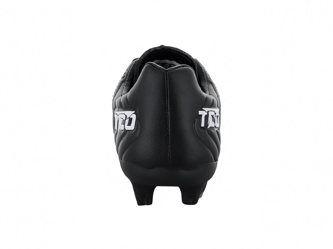 Zapato de fútbol Leon Trucco color negro con detalles blancos y tacos para pasto.