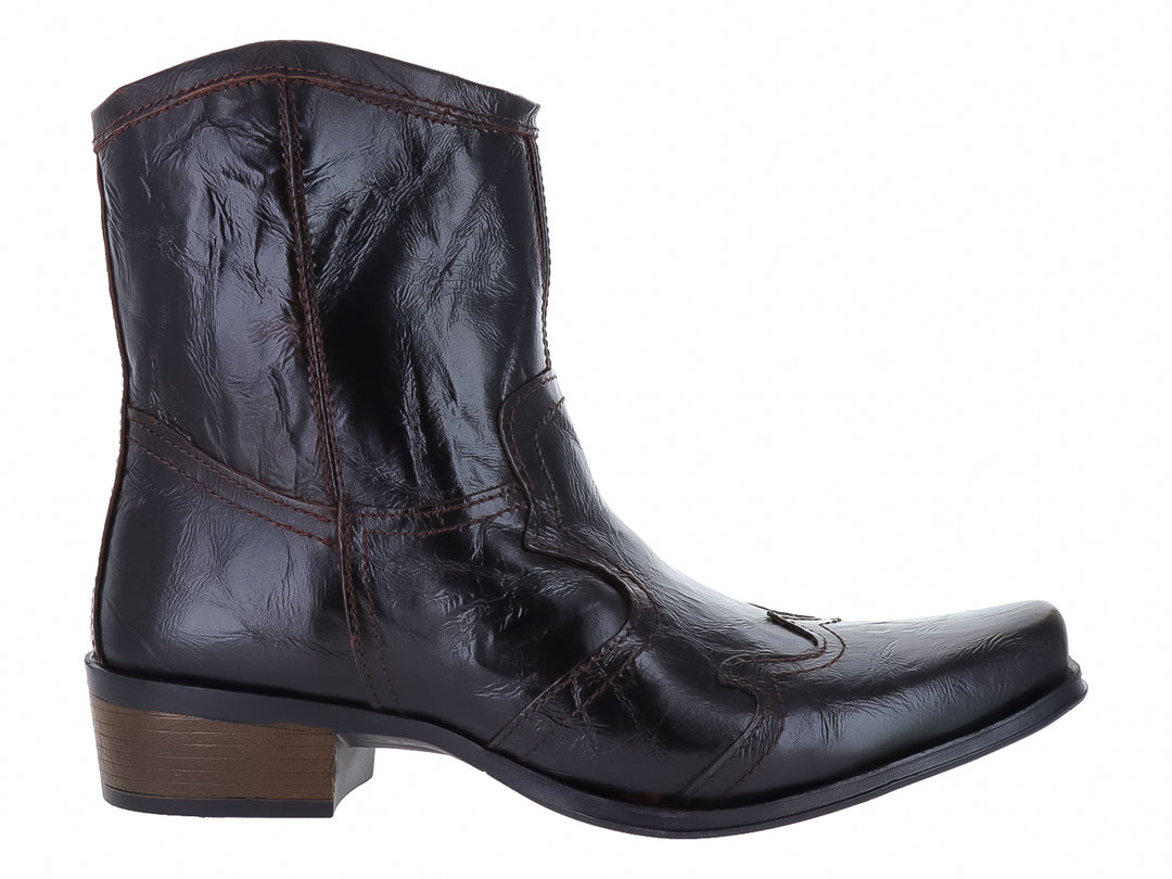 Bota vaquera Urban Cowboy en color café con acabado machucado y tacón cuadrado.