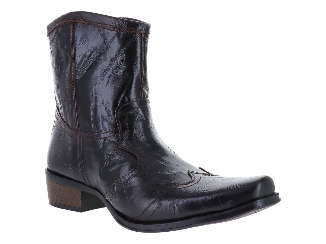 Bota vaquera Urban Cowboy en color café con acabado machucado y tacón cuadrado.