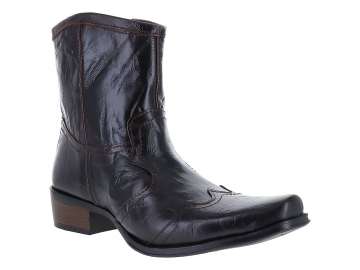 Bota vaquera Urban Cowboy en color café con acabado machucado y tacón cuadrado.