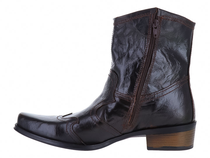 Bota vaquera Urban Cowboy en color café con acabado machucado y tacón cuadrado.