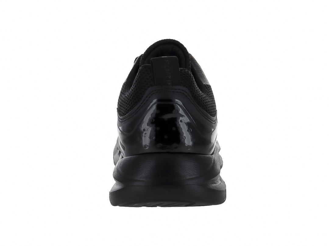 Tenis deportivos color negro para hombre con malla transpirable y suela gruesa.