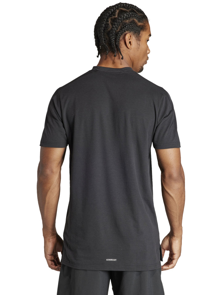 Hombre vistiendo una camiseta deportiva Adidas de color negro con manga corta y cuello redondo.