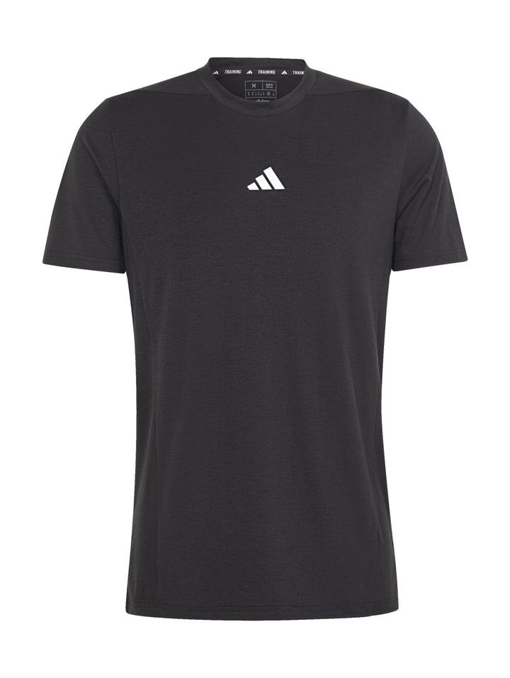 Hombre vistiendo una camiseta deportiva Adidas de color negro con manga corta y cuello redondo.