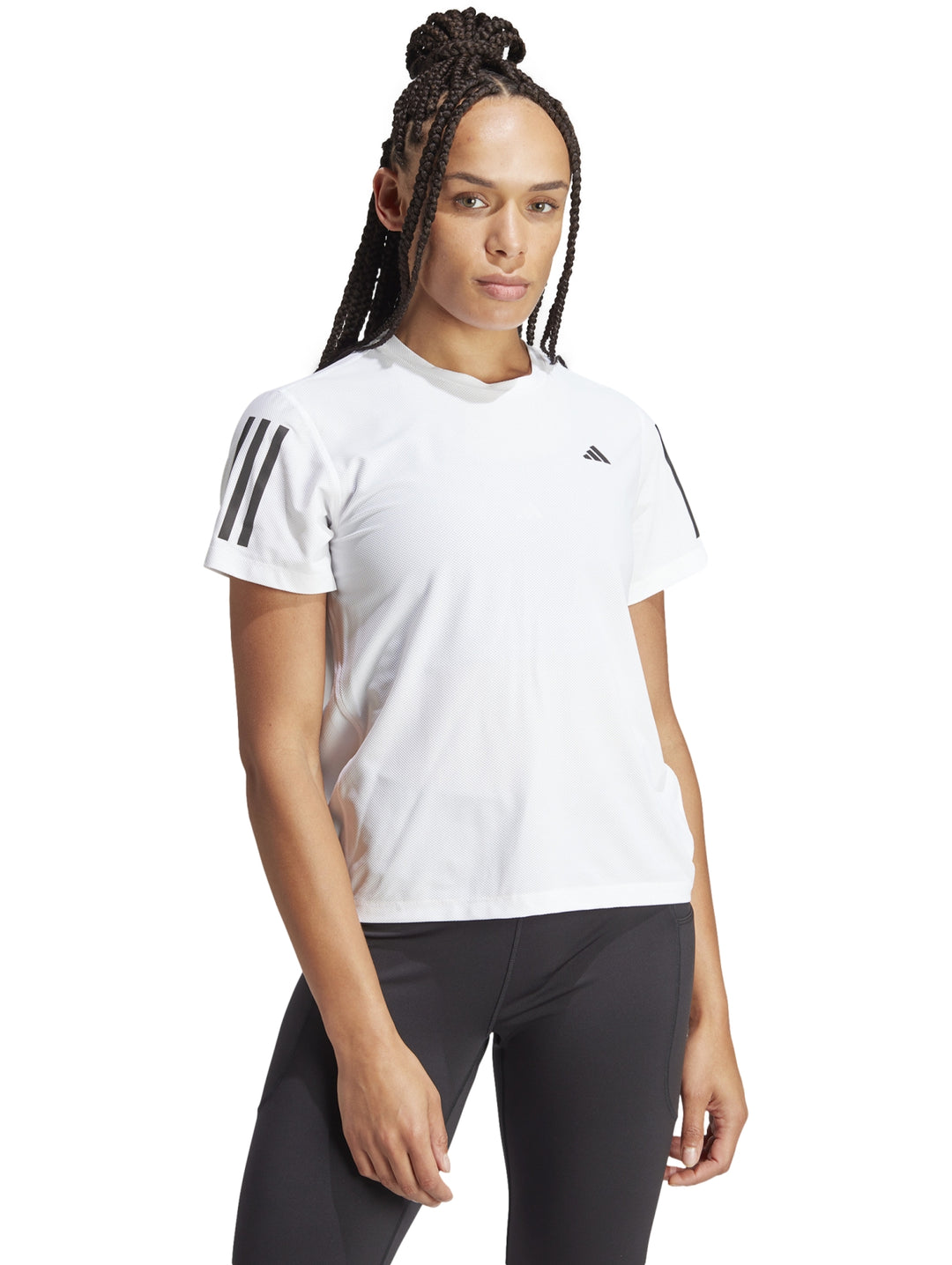 Camiseta deportiva blanca de manga corta con detalles negros en los hombros, marca Adidas.