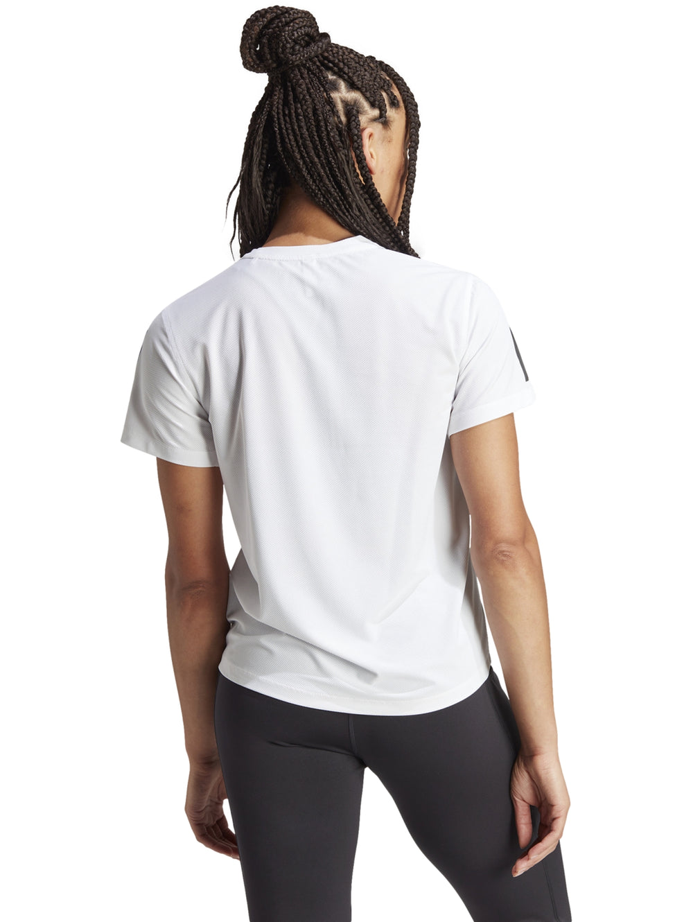 Camiseta deportiva blanca de manga corta con detalles negros en los hombros, marca Adidas.