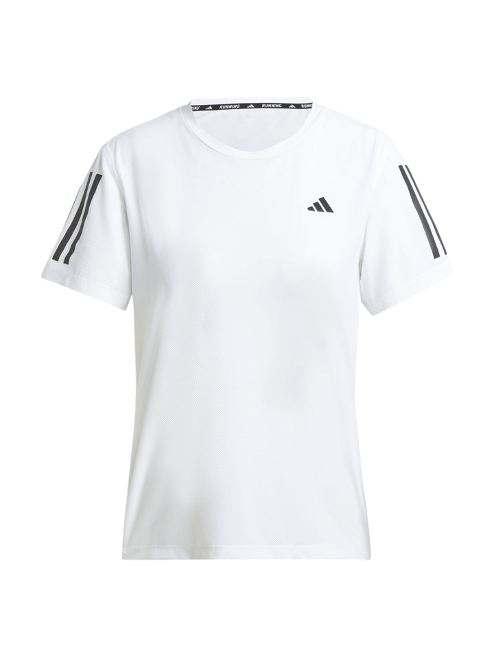 Camiseta deportiva blanca de manga corta con detalles negros en los hombros, marca Adidas.