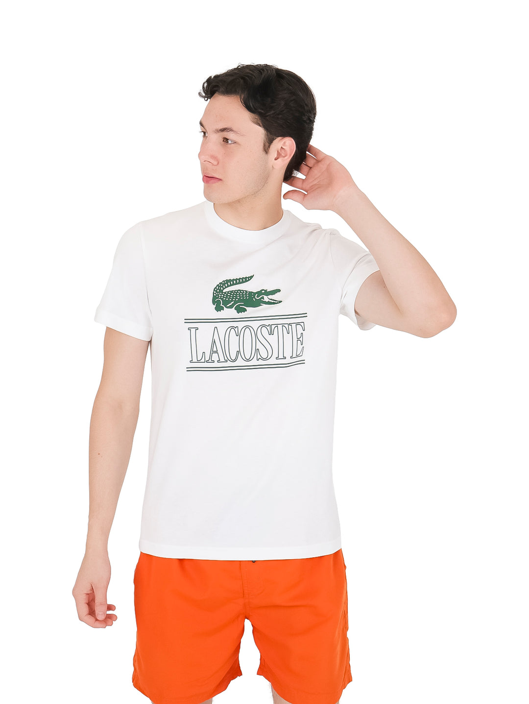 Hombre con camiseta blanca de manga corta Lacoste con logotipo verde en el pecho.