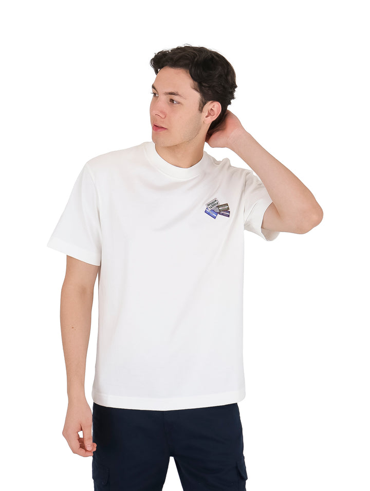 Hombre vistiendo camiseta blanca de manga corta y cuello redondo con logo pequeño en el pecho.