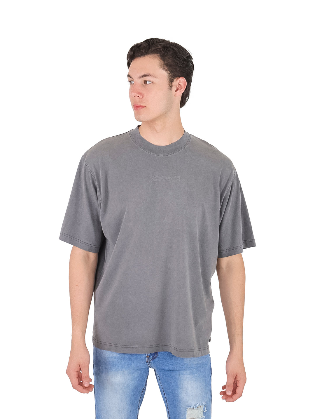 Hombre vistiendo una camiseta de manga corta color gris de ajuste holgado y cuello redondo.