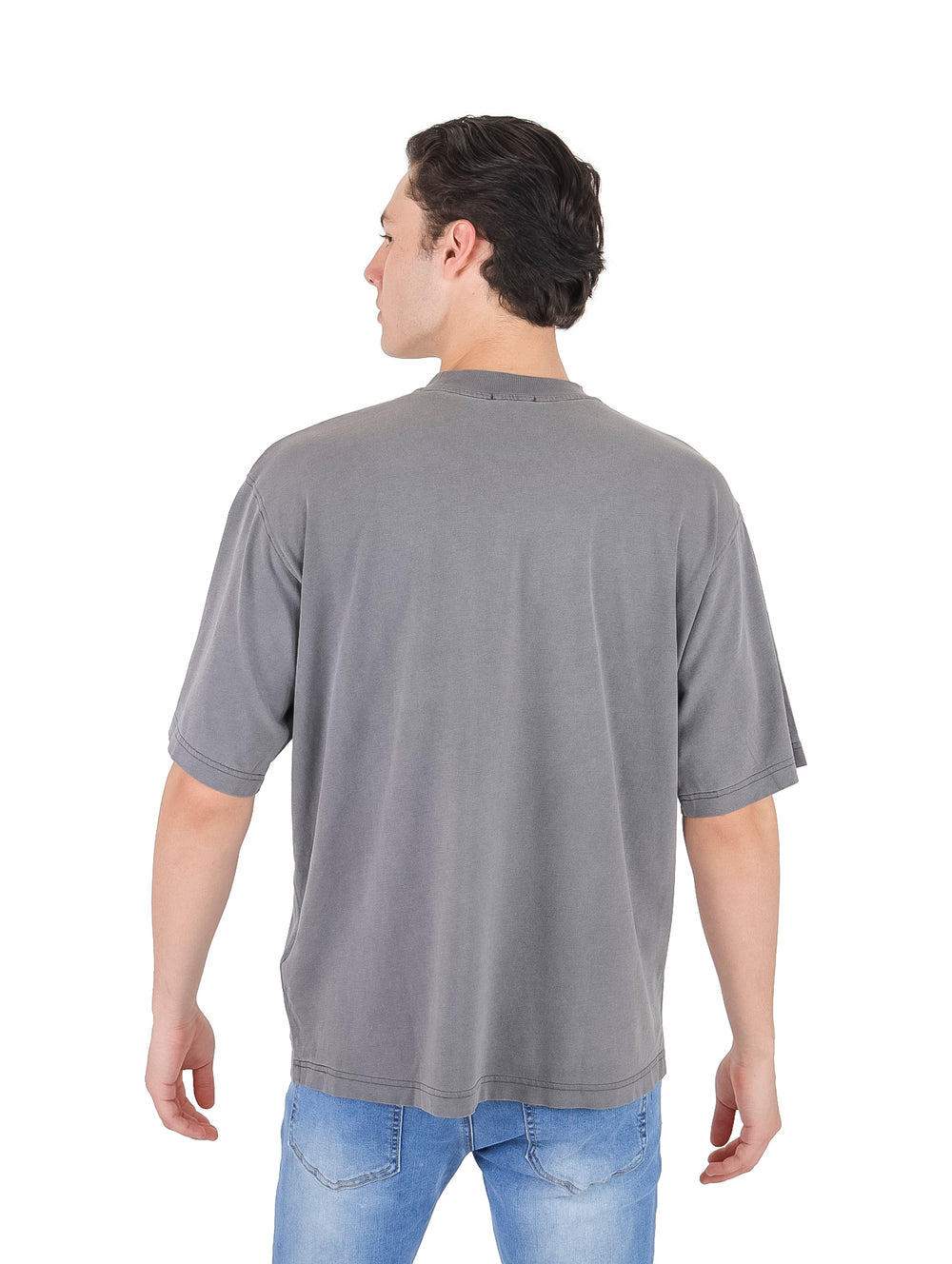 Hombre vistiendo una camiseta de manga corta color gris de ajuste holgado y cuello redondo.