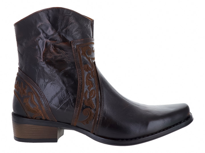 Bota vaquera color café oscuro con efecto machucado y detalles bordados laterales.