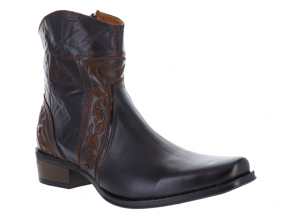 Bota vaquera color café oscuro con efecto machucado y detalles bordados laterales.