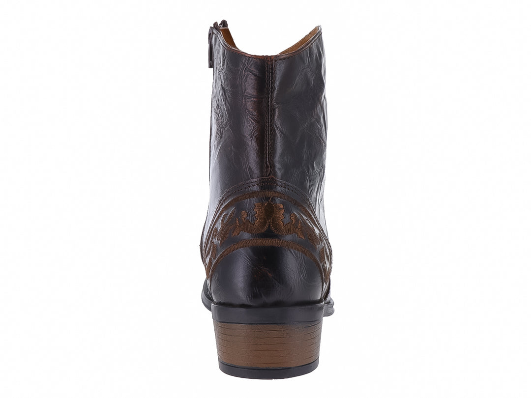 Bota vaquera color café oscuro con efecto machucado y detalles bordados laterales.