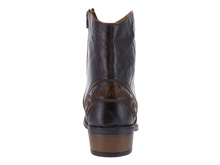 Bota vaquera color café oscuro con efecto machucado y detalles bordados laterales.
