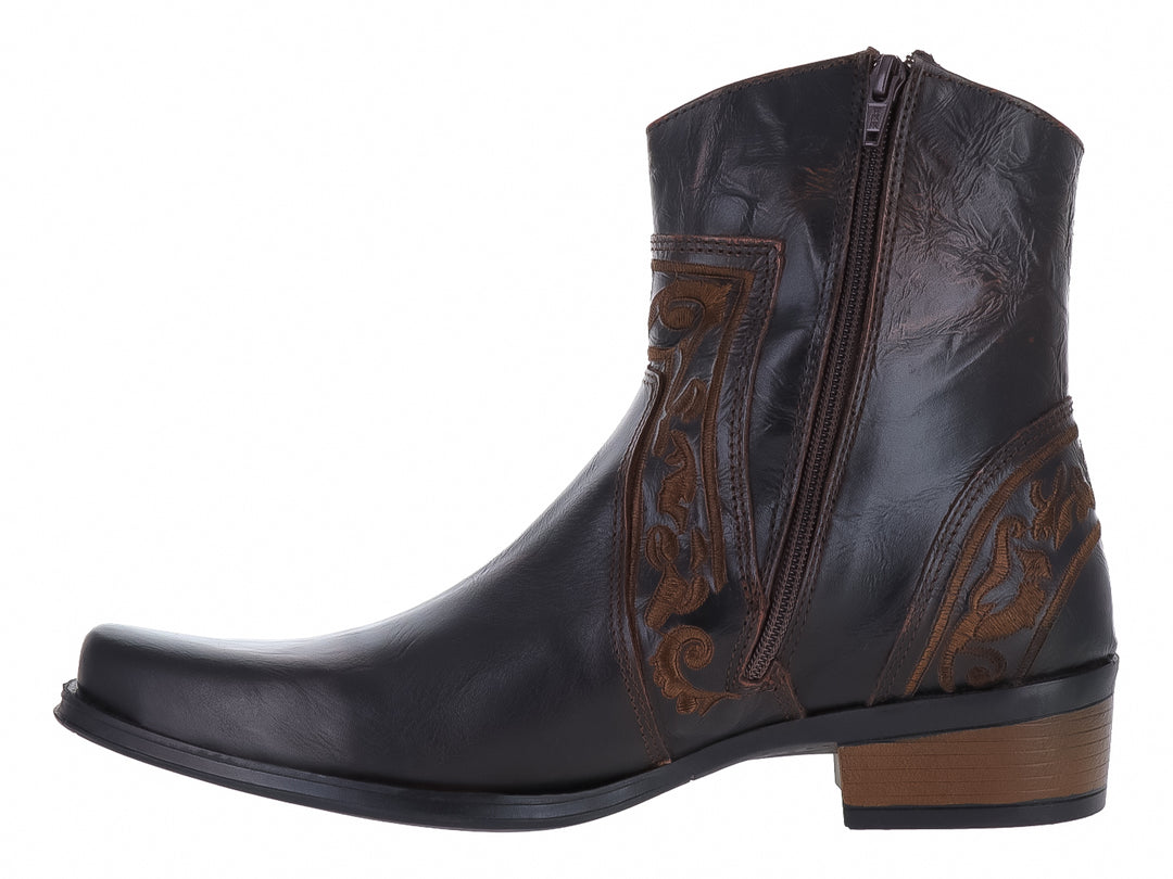 Bota vaquera color café oscuro con efecto machucado y detalles bordados laterales.