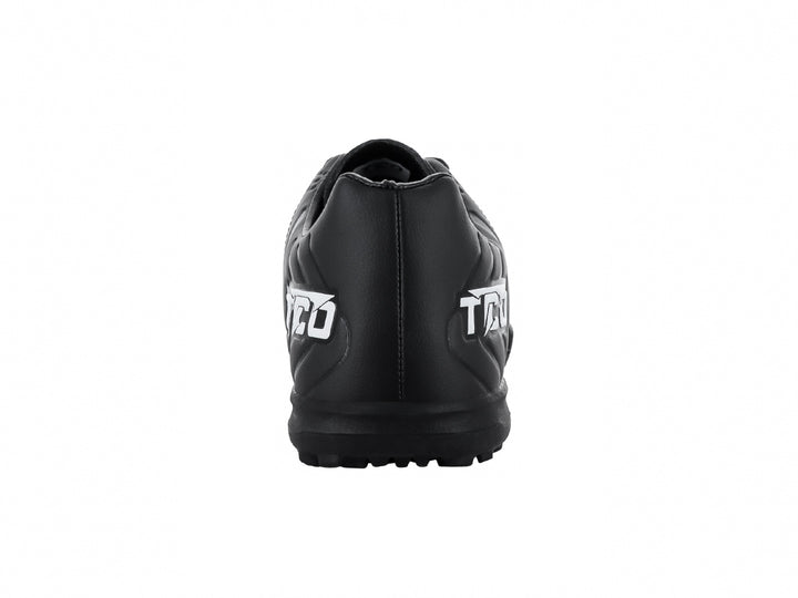 Zapato de fútbol Leon Trucco FT74 color negro con detalles en blanco y suela para pasto sintético.