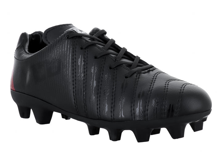 Botín de fútbol Leon Trucco en color negro con detalle rojo en el talón y suela de tacos.