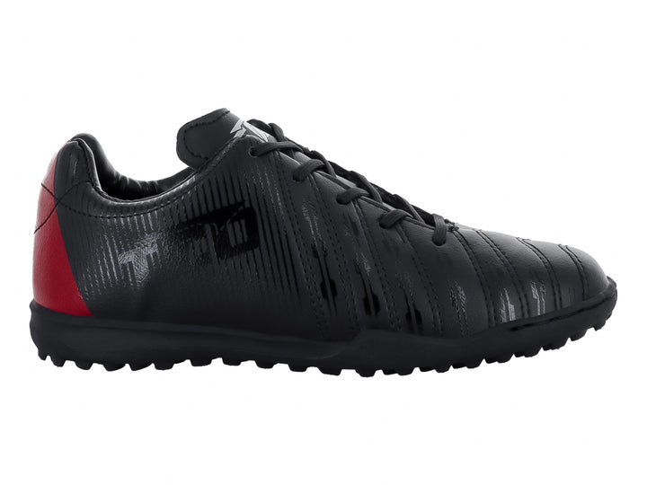 Zapato de fútbol Leon Trucco color negro con detalle rojo en el talón y suela para césped sintético.