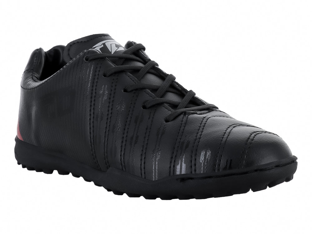 Zapato de fútbol Leon Trucco color negro con detalle rojo en el talón y suela para césped sintético.