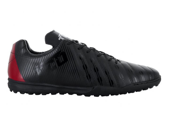 Zapato de fútbol Leon Trucco color negro con detalle rojo en el talón y suela para césped sintético.