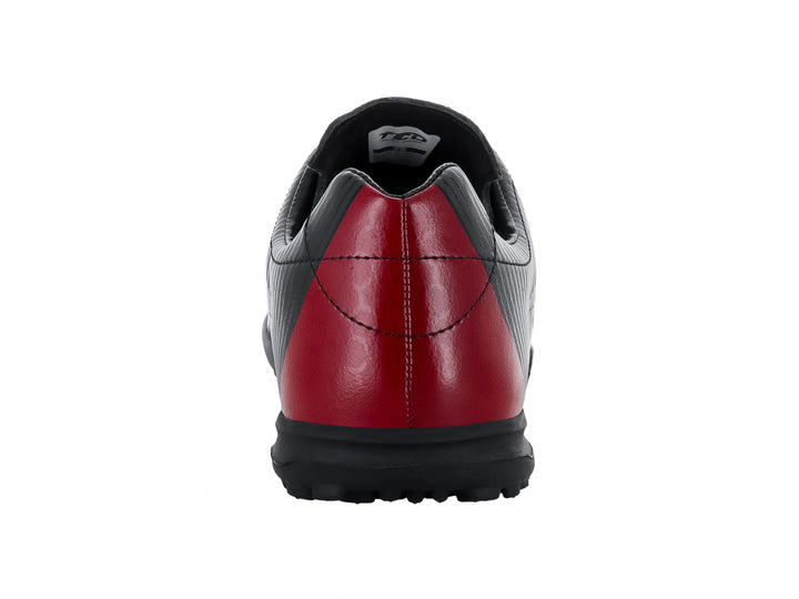 Zapato de fútbol Leon Trucco color negro con detalle rojo en el talón y suela para césped sintético.