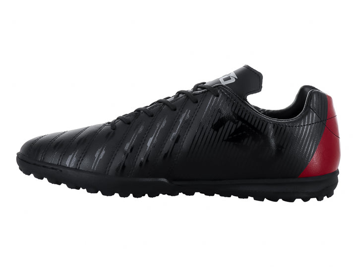 Zapato de fútbol Leon Trucco color negro con detalle rojo en el talón y suela para césped sintético.
