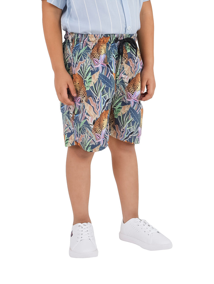 Traje de baño tipo short para Niño con estampado multicolor de leopardo y hojas tropicales verdes.