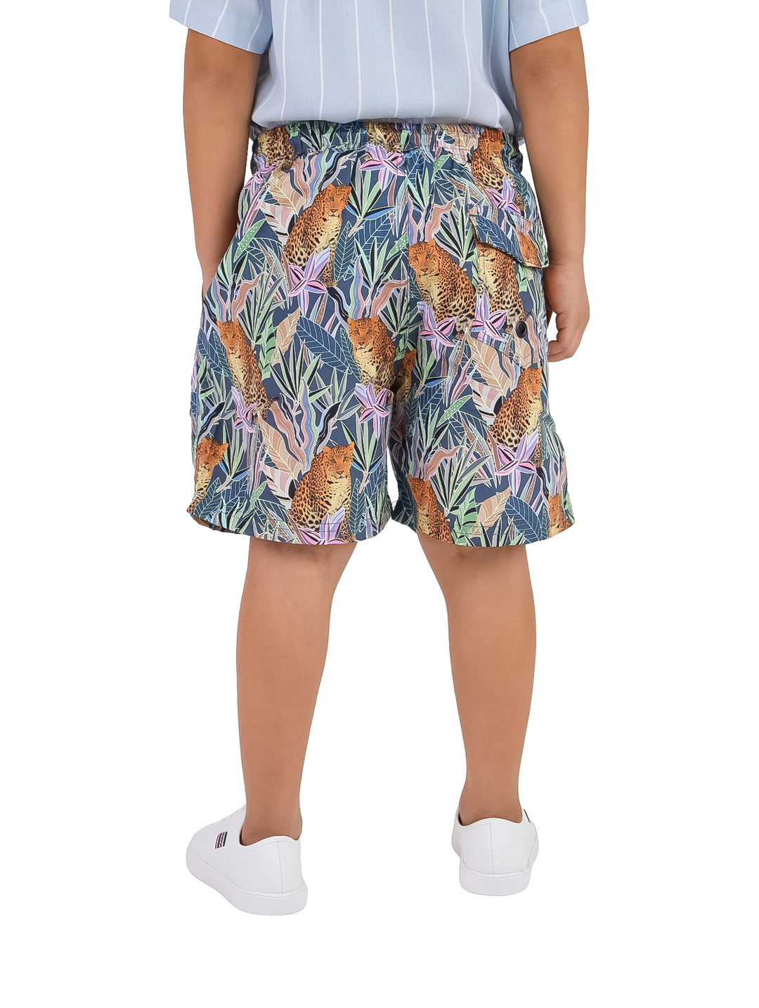Traje de baño tipo short para Niño con estampado multicolor de leopardo y hojas tropicales verdes.