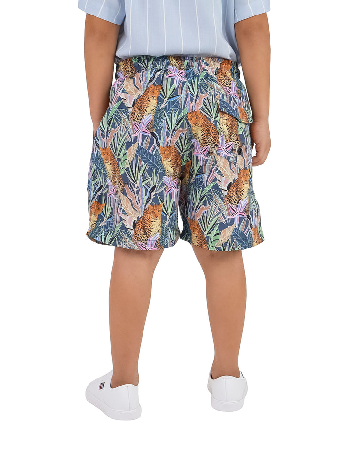 Traje de baño tipo short para Niño con estampado multicolor de leopardo y hojas tropicales verdes.