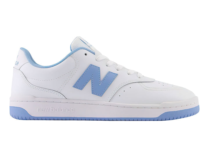 Tenis New Balance BB80 color blanco con detalles y suela en azul claro.